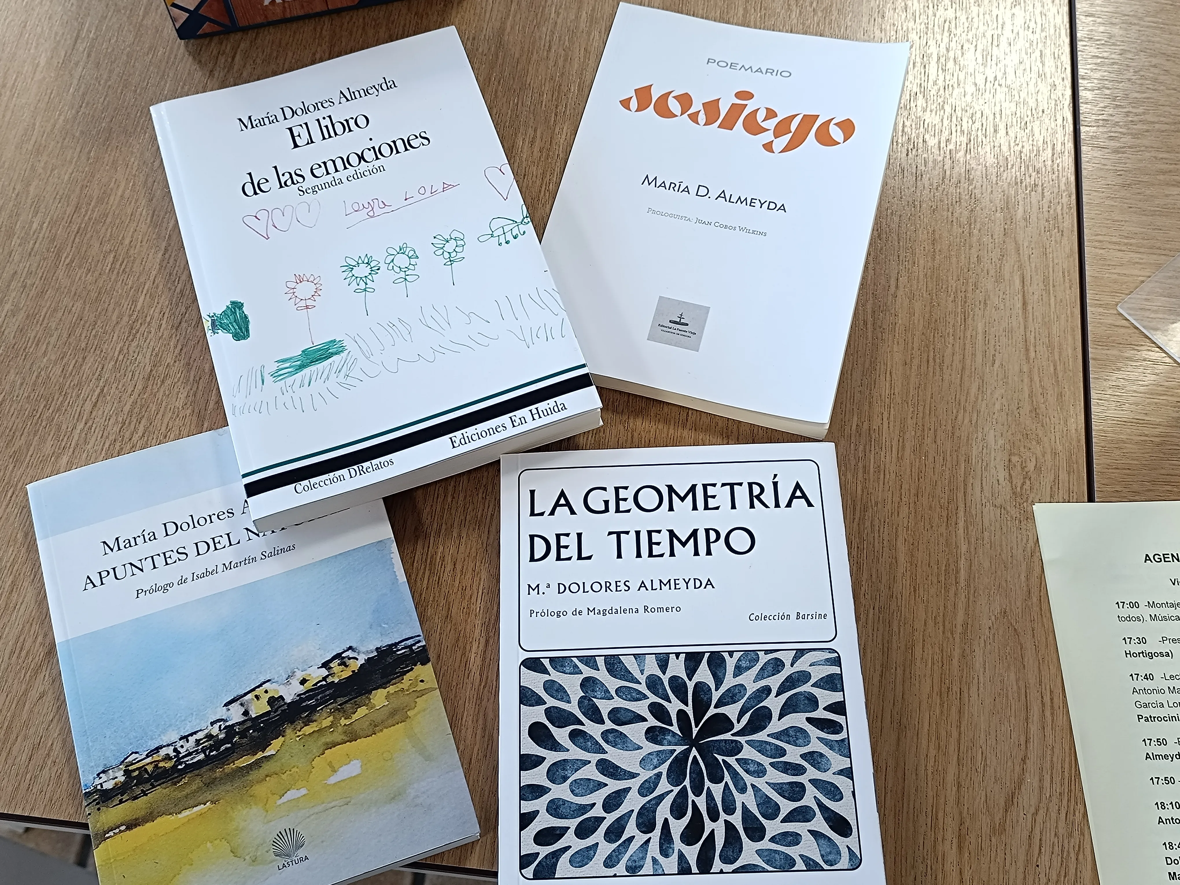 El viernes 13 de febrero de 2026 celebramos una entrañable “Tarde de poemas”, un encuentro literario en el que nuestros vecinos Blanca Hermoso, Manuel Patrocinio y Manuela Ramos dieron voz a versos de Antonio Machado, Federico García Lorca, Mª Dolores Almeyda y Antonio Hortigosa.